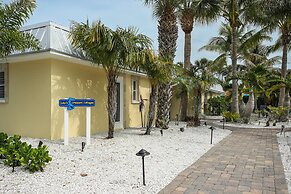 Lulu's Crescent Cottages - Entire two Unit Complex