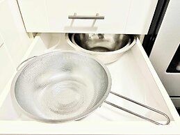 Stylish Downtown Edmonton Condo nr Rogers Place w Balcony, Full Kitche