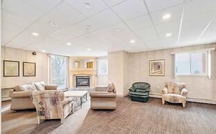 Stylish Downtown Edmonton Condo nr Rogers Place w Balcony, Full Kitche