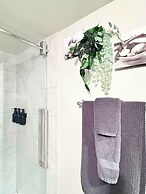 Stylish Downtown Edmonton Condo nr Rogers Place w Balcony, Full Kitche