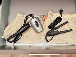 Stylish Downtown Edmonton Condo nr Rogers Place w Balcony, Full Kitche