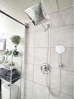 Stylish Downtown Edmonton Condo nr Rogers Place w Balcony, Full Kitche