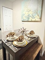 Stylish Downtown Edmonton Condo nr Rogers Place w Balcony, Full Kitche