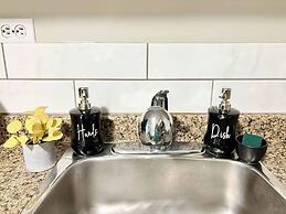 Stylish Downtown Edmonton Condo nr Rogers Place w Balcony, Full Kitche