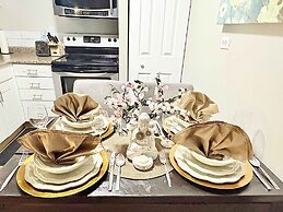 Stylish Downtown Edmonton Condo nr Rogers Place w Balcony, Full Kitche