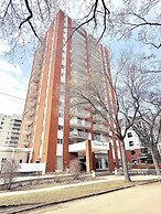 Stylish Downtown Edmonton Condo nr Rogers Place w Balcony, Full Kitche