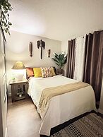 Stylish Downtown Edmonton Condo nr Rogers Place w Balcony, Full Kitche