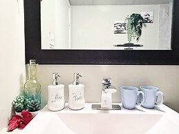 Stylish Downtown Edmonton Condo nr Rogers Place w Balcony, Full Kitche