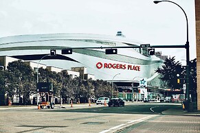 Stylish Downtown Edmonton Condo nr Rogers Place w Balcony, Full Kitche