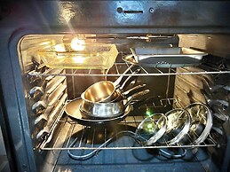 Stylish Downtown Edmonton Condo nr Rogers Place w Balcony, Full Kitche