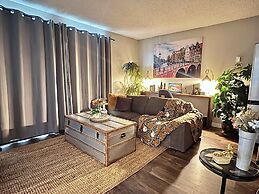 Stylish Downtown Edmonton Condo nr Rogers Place w Balcony, Full Kitche