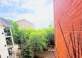 Stylish Downtown Edmonton Condo nr Rogers Place w Balcony, Full Kitche