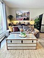 Stylish Downtown Edmonton Condo nr Rogers Place w Balcony, Full Kitche