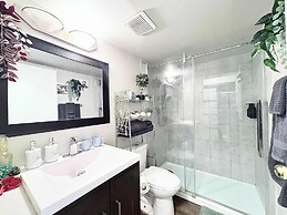 Stylish Downtown Edmonton Condo nr Rogers Place w Balcony, Full Kitche