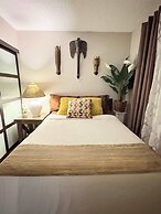 Stylish Downtown Edmonton Condo nr Rogers Place w Balcony, Full Kitche