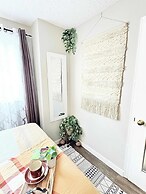 Stylish Downtown Edmonton Condo nr Rogers Place w Balcony, Full Kitche