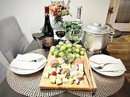 Stylish Downtown Edmonton Condo nr Rogers Place w Balcony, Full Kitche