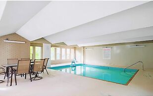 Stylish Downtown Edmonton Condo nr Rogers Place w Balcony, Full Kitche