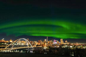 Stylish Downtown Edmonton Condo nr Rogers Place w Balcony, Full Kitche