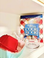 Stylish Downtown Edmonton Condo nr Rogers Place w Balcony, Full Kitche