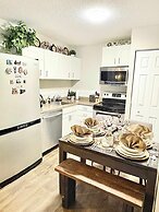 Stylish Downtown Edmonton Condo nr Rogers Place w Balcony, Full Kitche