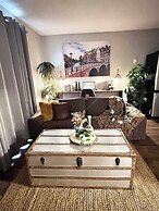 Stylish Downtown Edmonton Condo nr Rogers Place w Balcony, Full Kitche