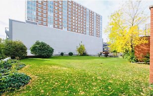 Stylish Downtown Edmonton Condo nr Rogers Place w Balcony, Full Kitche