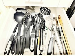 Stylish Downtown Edmonton Condo nr Rogers Place w Balcony, Full Kitche