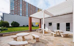 Stylish Downtown Edmonton Condo nr Rogers Place w Balcony, Full Kitche