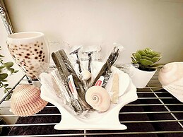 Stylish Downtown Edmonton Condo nr Rogers Place w Balcony, Full Kitche