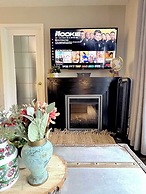 Stylish Downtown Edmonton Condo nr Rogers Place w Balcony, Full Kitche