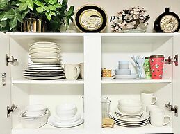 Stylish Downtown Edmonton Condo nr Rogers Place w Balcony, Full Kitche