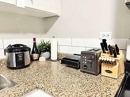 Stylish Downtown Edmonton Condo nr Rogers Place w Balcony, Full Kitche