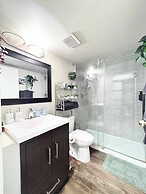 Stylish Downtown Edmonton Condo nr Rogers Place w Balcony, Full Kitche