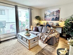 Stylish Downtown Edmonton Condo nr Rogers Place w Balcony, Full Kitche