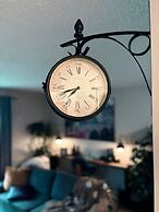 Stylish Downtown Edmonton Condo nr Rogers Place w Balcony, Full Kitche