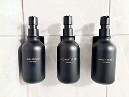 Stylish Downtown Edmonton Condo nr Rogers Place w Balcony, Full Kitche