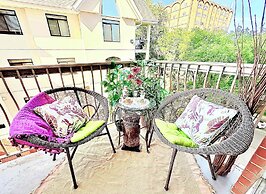 Stylish Downtown Edmonton Condo nr Rogers Place w Balcony, Full Kitche