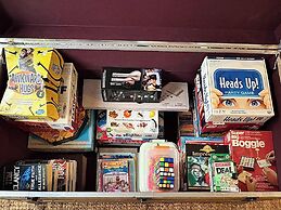 Stylish Downtown Edmonton Condo nr Rogers Place w Balcony, Full Kitche