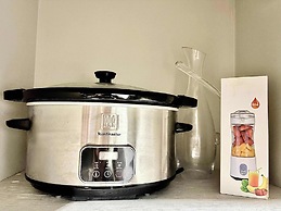 Stylish Downtown Edmonton Condo nr Rogers Place w Balcony, Full Kitche