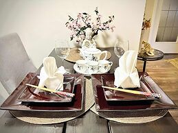 Stylish Downtown Edmonton Condo nr Rogers Place w Balcony, Full Kitche