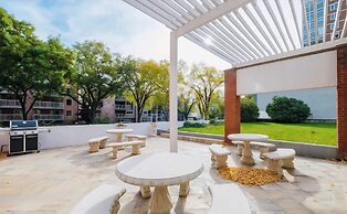 Stylish Downtown Edmonton Condo nr Rogers Place w Balcony, Full Kitche