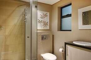 Cape Eazi Stayz The Rockwell