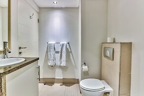 Cape Eazi Stayz The Rockwell