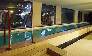 Cape Eazi Stayz The Rockwell