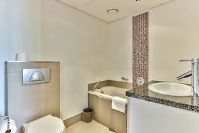 Cape Eazi Stayz The Rockwell