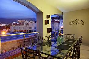 Cape Eazi Stayz The Rockwell