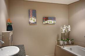 Cape Eazi Stayz The Rockwell