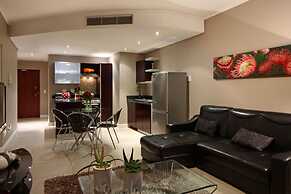 Cape Eazi Stayz The Rockwell