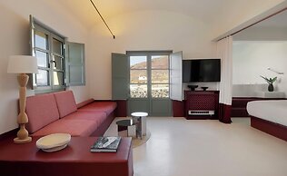Neema Maison Finikia Santorini
